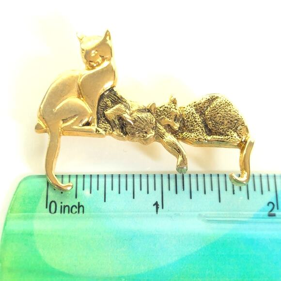 Vintage Estate Signed Angel Gold Tone 3 Figural Collectible Textured Cat Brooch - Picture 4 of 4
